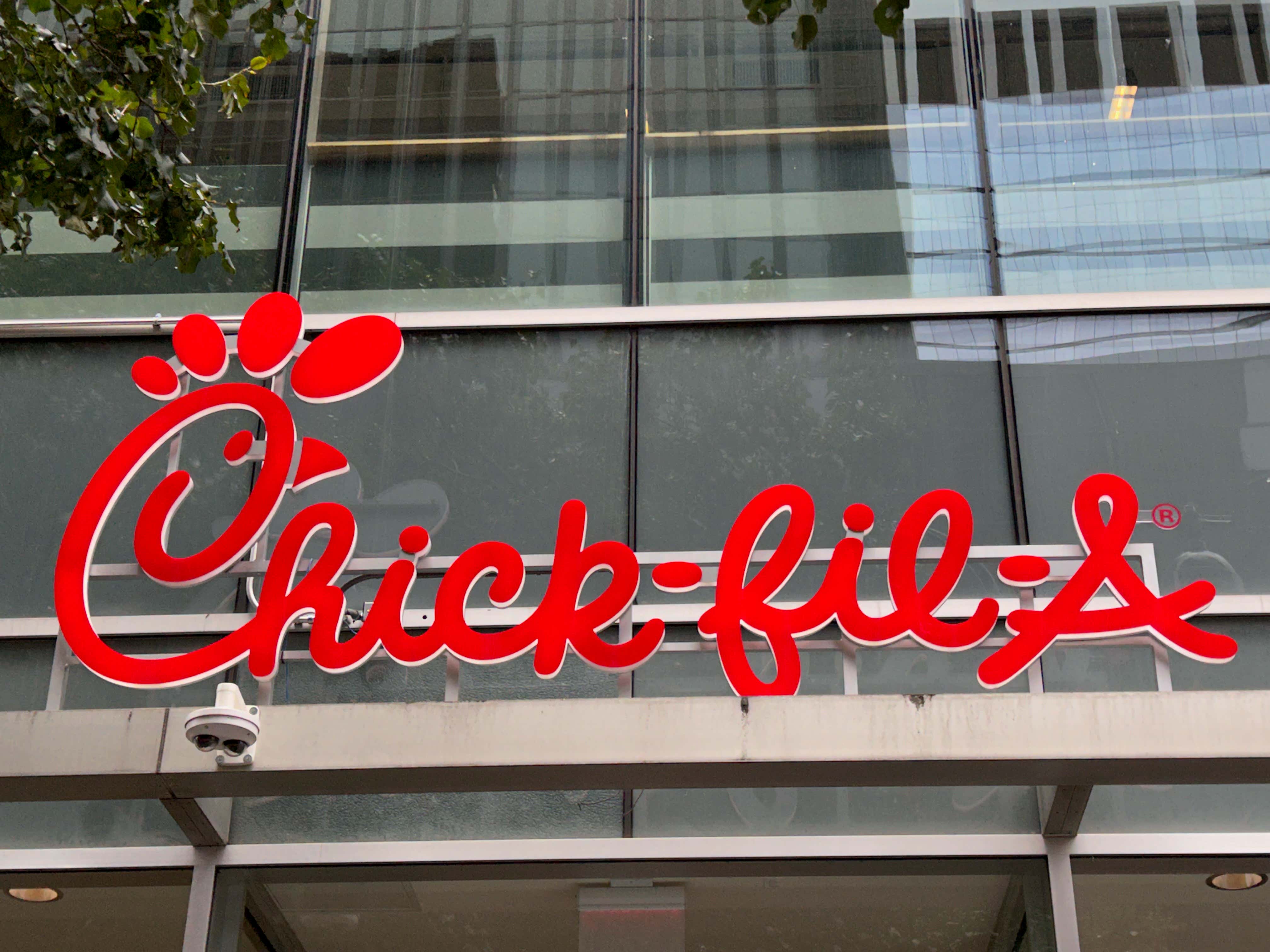 Logotipo rojo de Chick-fil-A en el exterior de un edificio